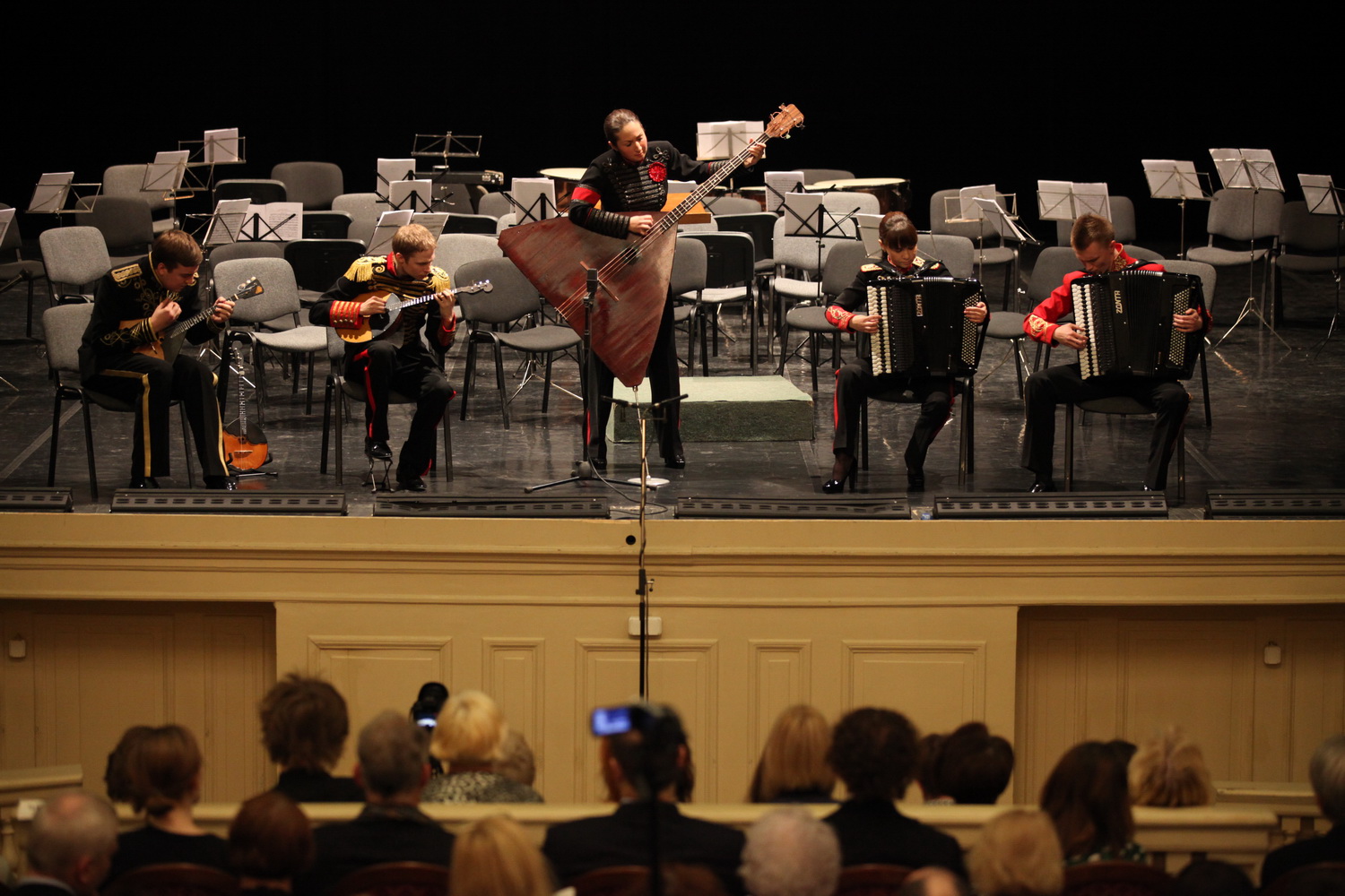 The first part of the concert became a benefit performance of ESSe-Quintet
